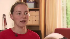 Foto, portret, van een vrouw in een woonkamer.