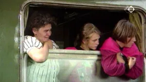 Foto van aantal vluchtingen, drie vrouwen, in legerauto, vluchtelingen uit Bosnië.