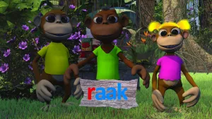 Foto van drie aapachtige figuren (poppen) die staan in de jungle, voor hen houten bordje met rode letter r, blauwe letters aak.