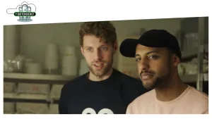 Foto van twee mannen, je ziet hun hoofden, in een laboratoriumachtige ruimte.