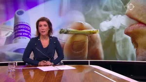 Foto van presentator aan de desk met op de achtergrond grote foto van de mond van iemand die een sigaret rookt.