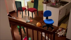 Foto van tafel waarop kleinere stoelen staan, dansen.