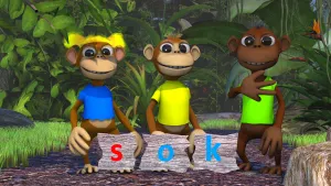 Drie aapachtige figuurtjes, poppen, die staan in het bos met voor hen drie houten bordjes, één met rode letter S, dan twee met blauwe letters O, K.