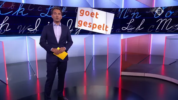 Foto van EenVandaag met presentator in de studio, achter hem wit bordje met de tekst "goet gespelt".