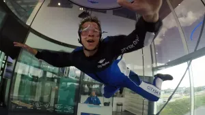 Foto van een jongen die aan het skydiven is indoor.