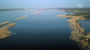 Foto van een deel van het Naardermeer van bovenaf gezien met mooi weer.