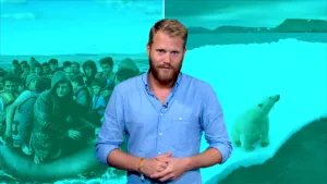 Foto van presentator die staat voor twee grote foto's, één van mensen in een reddingsboot, één van een ijsbeer op een stuk drijvend ijs.