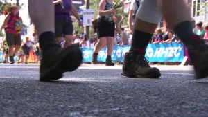 Foto van heel laag af genomen van een straat waarop mensen met wandelschoenen aan lopen.