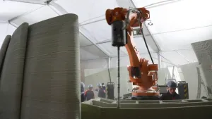 Foto van een robot, deel van robot, robotarm in fabrieksachtige ruimte.