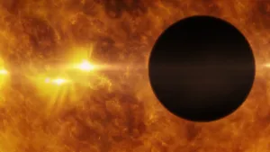 Foto van een exoplaneet, ziet er uit als een zwarte bol, afgetekend tegen een oranjeachtige nevelachtige achtergrond met sterren erin.