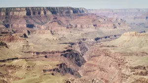 Foto van deel van de Grand Canyon waarop ook oude aardlagen duidelijk te zien zijn.