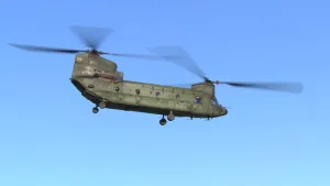 Foto van een Chinook-helikopter, grote helikopter met twee rotors, die vliegt in de blauwe hemel.