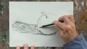 Hand met potlood die een tekening maakt van een appel en tekent er schaduw op.