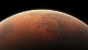 Foto van een deel van Mars, je ziet een groot deel van de bolvorm van deze planeet in de ruimte.