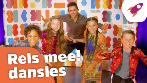 Foto van aantal kinderen en man die dansen in de studio, erbij de tekst "Reis mee! dansles".
