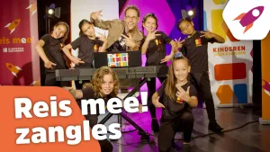 Foto van man een aantal kinderen die staan in de studio rondom een keyboard, krijgen zangles, erbij de tekst "Reis mee! zangles".