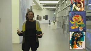Foto van presentator in een gang in een museum, in de foto zijn drie kleinere foto's gemonteerd van drie verschillende schilderijen, moderne kunst.