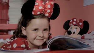 Foto van Mina Moes met stippeltjes strik in haar haar, net als Minnie Mouse naast haar.