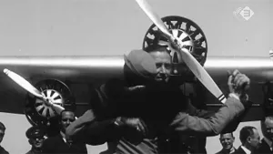 Oude zwart/wit foto van aantal mannen die staan voor een propellervliegtuig.