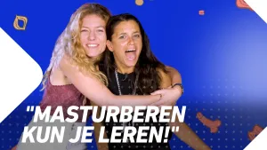 Foto van twee vrouwen die elkaar omhelzen en erbij de tekst "masturberen kun je leren!".