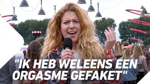 Foto van een vrouw die buiten in park op een festival o.i.d. door microfoon spreekt, erbij de tekst "ik heb weleens een orgasme gefaket".