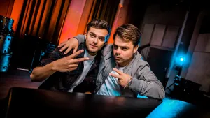 Foto van Roel van Velzen en Buddy Vedder in de studio die aan de desk zitten.