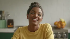 Foto van presentator in beeld, je ziet haar hoofd en schouders, in de keuken.