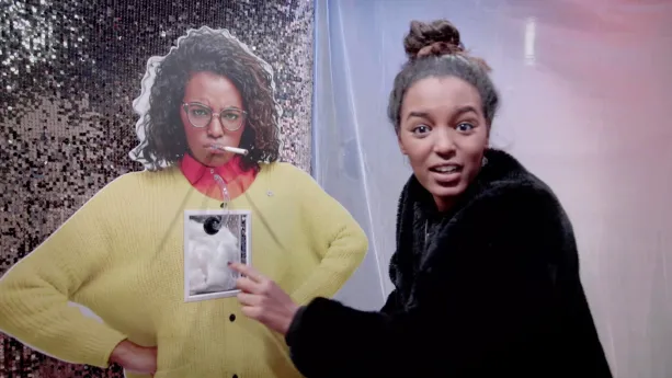 Foto van presentator die staat bij een afbeelding van een vrouw met sigaret in haar mond.