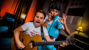 Foto met Buddy Vedder en Roel van Velzen, de ene speelt gitaar.