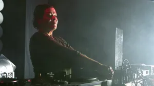 Foto van een vrouwelijke Dj achter de draaitafel(s).