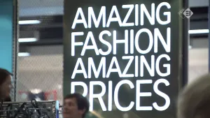 Foto van een groot bord met tekst, de tekst is: "amazing fashion amazing prices".