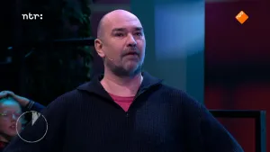 Foto van presentator in de studio van Snugger.