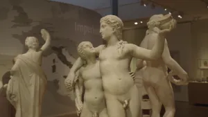 Foto van een aantal naakte standbeelden die staan in een museum.