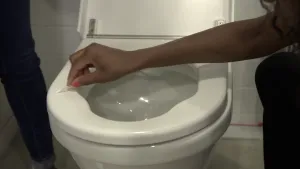 Foto van een WC-bril en de arm van iemand die met een wattenstaafje een monster ervan neemt.