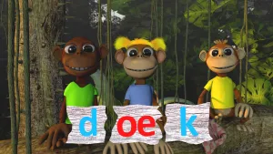 Foto van drie aapachtige wezens (poppen) die staan in het bos, houden vast een blauwe D, rode OE, een blauwe K.