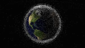 Foto van de wereld vanuit de ruimte gezien met direct eromheen heel veel witte stipjes: ruimteafval.