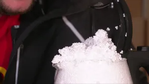 Foto van stuk piepschuim waar op de bovenkant allemaal piepschuimen bolletjes uit komen.