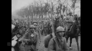 Oude zwart/wit foto van boel soldaten die op het platteland lopen, ten tijde van het einde van de Eerste Wereldoorlog.