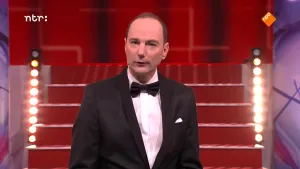 Foto van de presentator van Snugger in de studio.