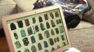 Foto van het scherm van een laptop waarop kleine foto's van allerlei soorten rugzakken staan, ernaast ligt een rugzakje.