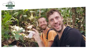 Foto van twee lachende mannen in het bos/jungle.