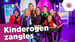 Foto van aantal kinderen en man en vrouw op het podium bij een keyboard, erbij de tekst "Kinderogen zangles".
