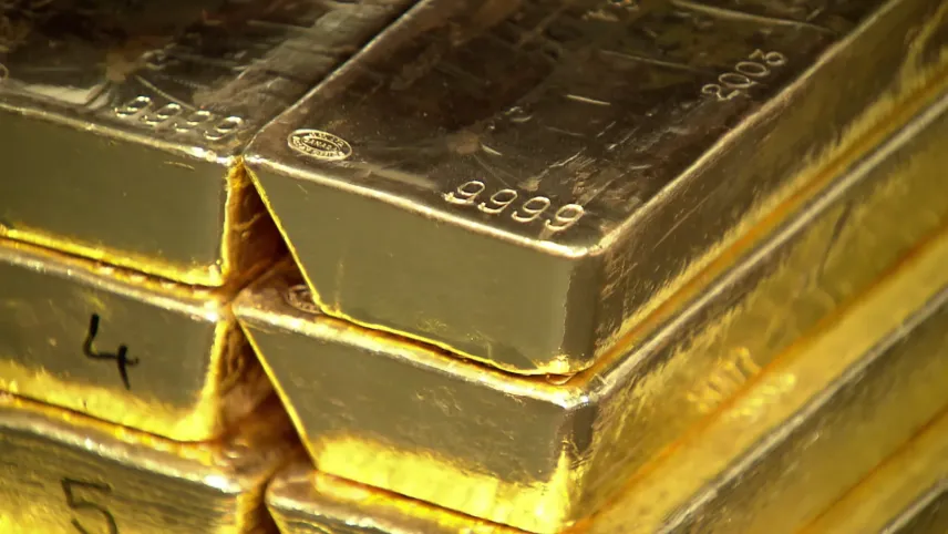 Foto van aantal opgestapelde goudstaven van dichtbij gezien.