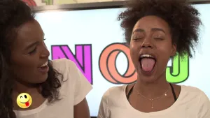 Foto van vrouw die haar tong uitsteekt om deze te laten zien.