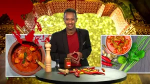 Foto van presentator aan tafel met pepers erop en foto's van scherpe gerechten om hem heen.