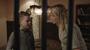 Foto van vrouw en jongetje in donkere ruimte, een escaperoom.