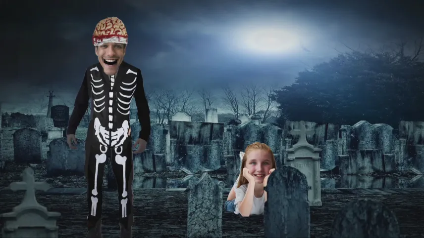 Foto van een kerkhof 's nachts met ervoor man als skelet verkleed en een vrolijk kijkend meisje.