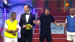 Foto van de studio van Snugger waarbij vier mannen op het podium staan, waaronder de presentator.