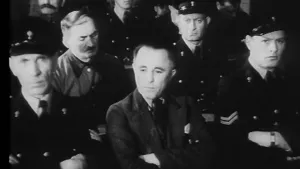 Oude foto, zwart/wit, van oorlogsmisdadigers van net na de Tweede Wereldoorlog.