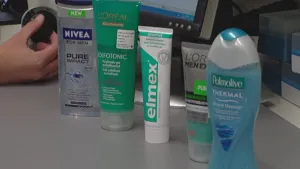 Foto van aantal plastic flessen en tubes met tandpasta, zalf etc.